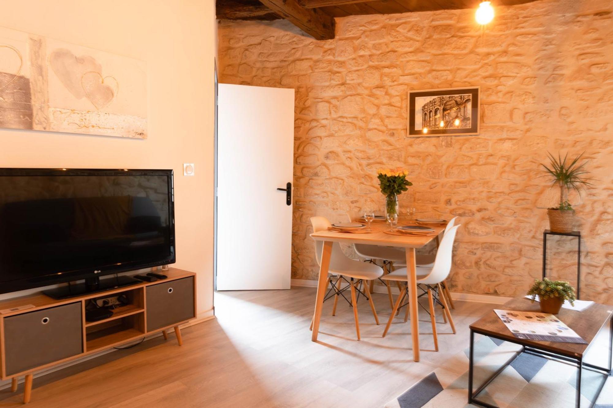 Immeuble 3 Apparts Centre Historique St Gilles Maisoncarreeconciergerie Saint-Gilles  Extérieur photo