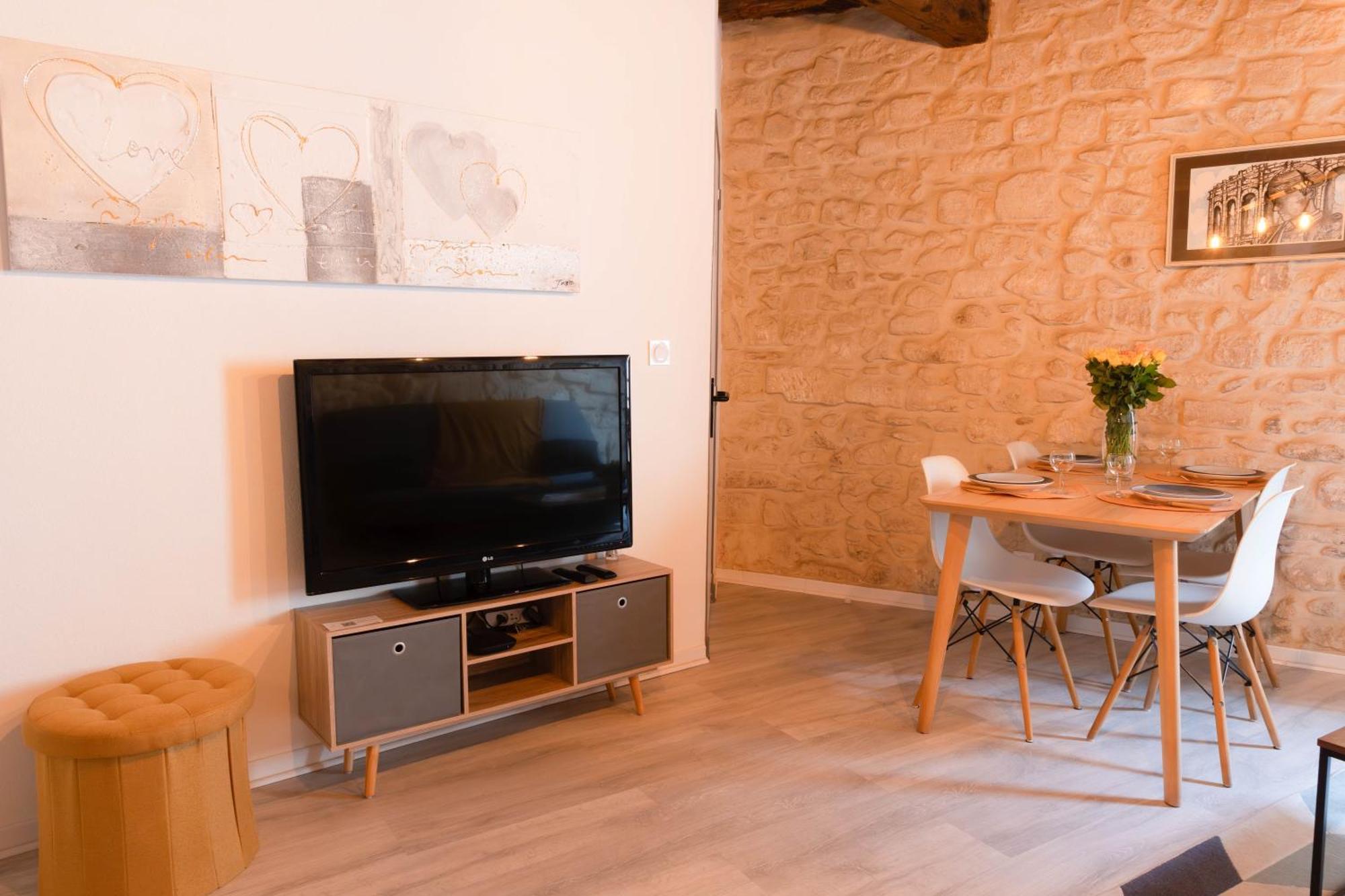 Immeuble 3 Apparts Centre Historique St Gilles Maisoncarreeconciergerie Saint-Gilles  Extérieur photo